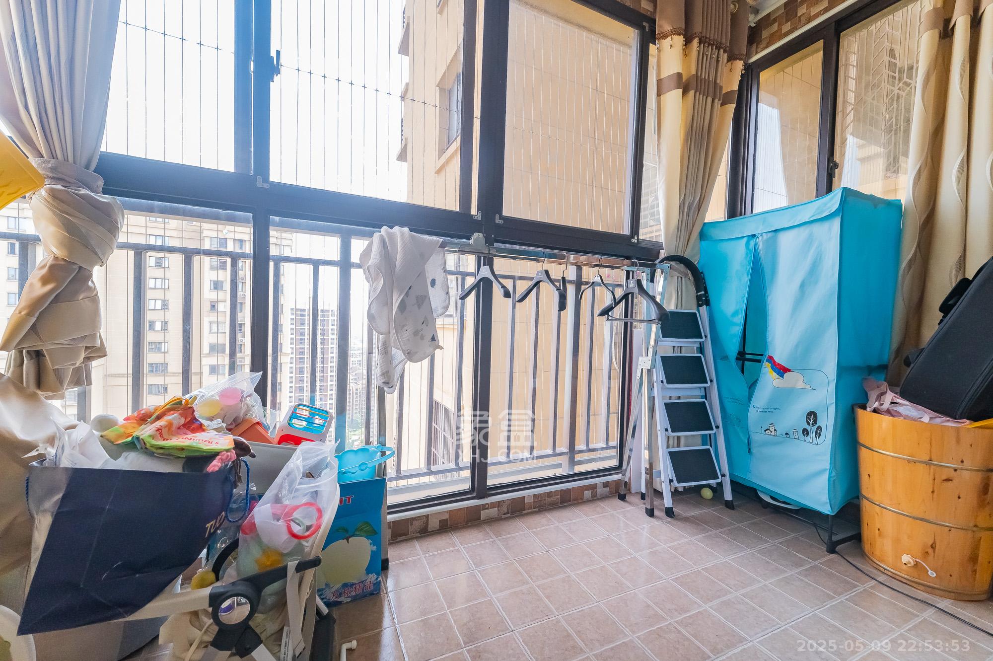 华润置地广场一期 3室2厅2卫 80.0万 华润置地广场一期 3室2厅2卫 80.0万阳台