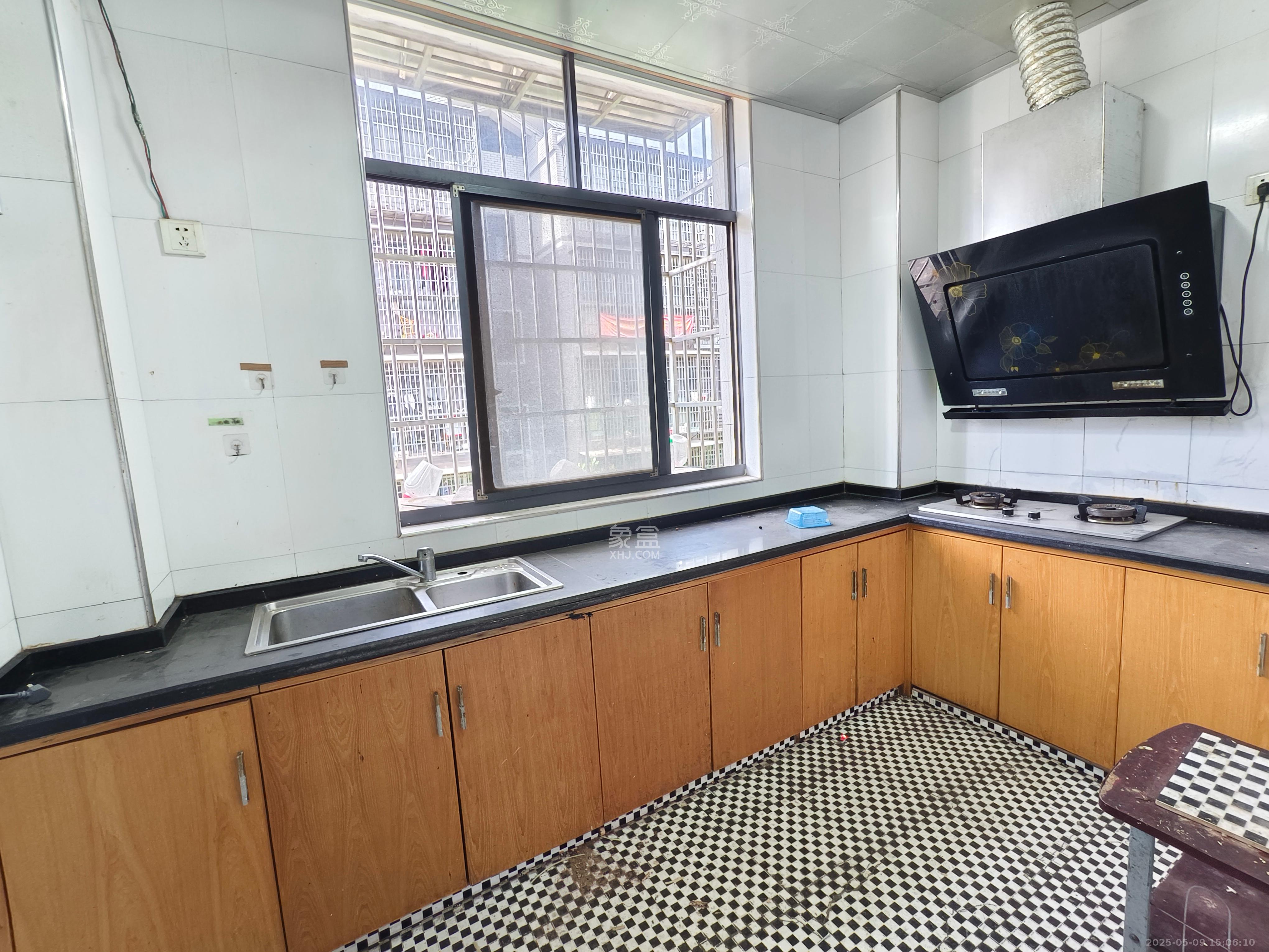 黄鹤小区3片  3室2厅1卫    2000.0元/月 黄鹤小区3片  3室2厅1卫    2000.0元/月室内图