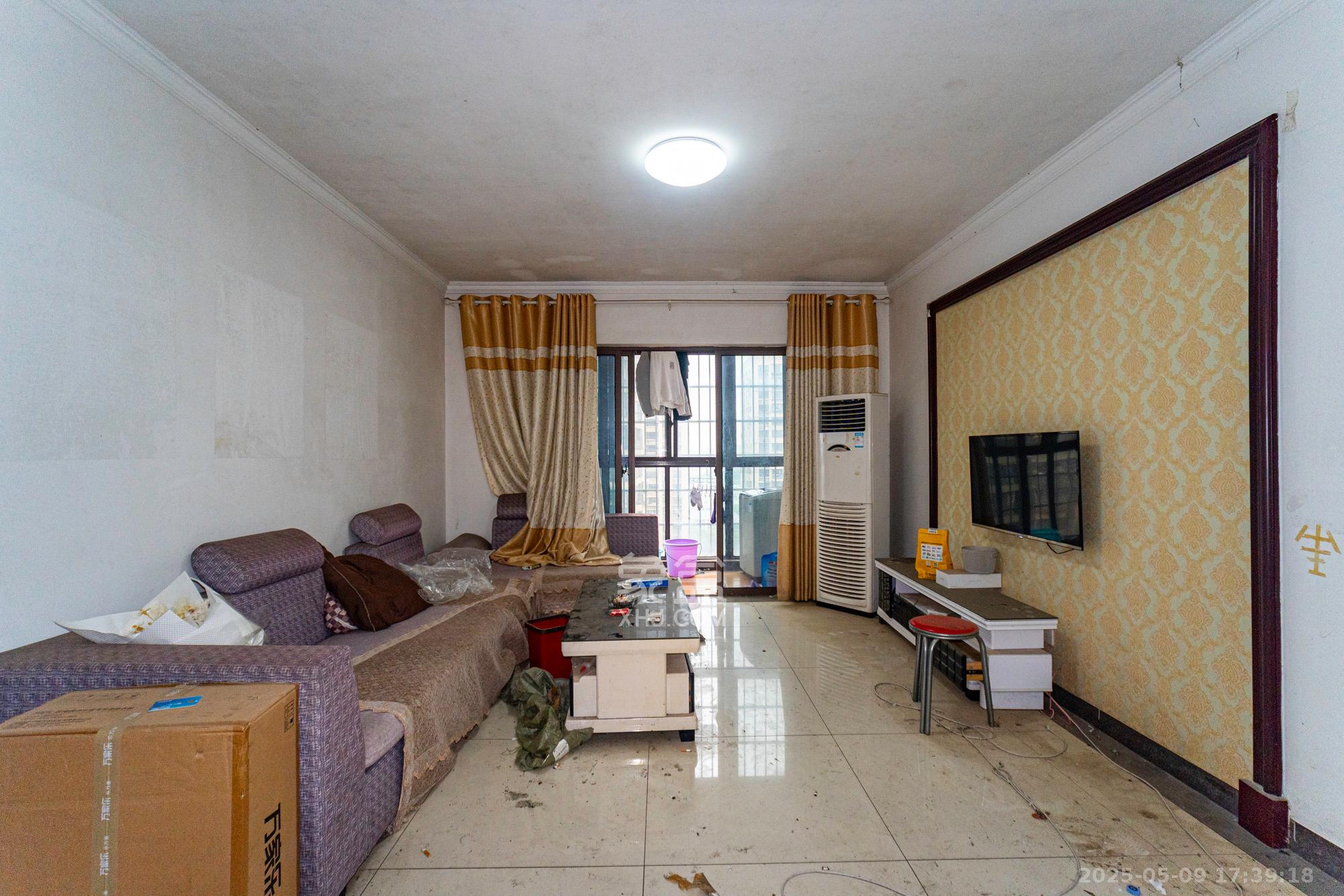 新长海广场 3室2厅2卫 78.8万 新长海广场 3室2厅2卫 78.8万客厅