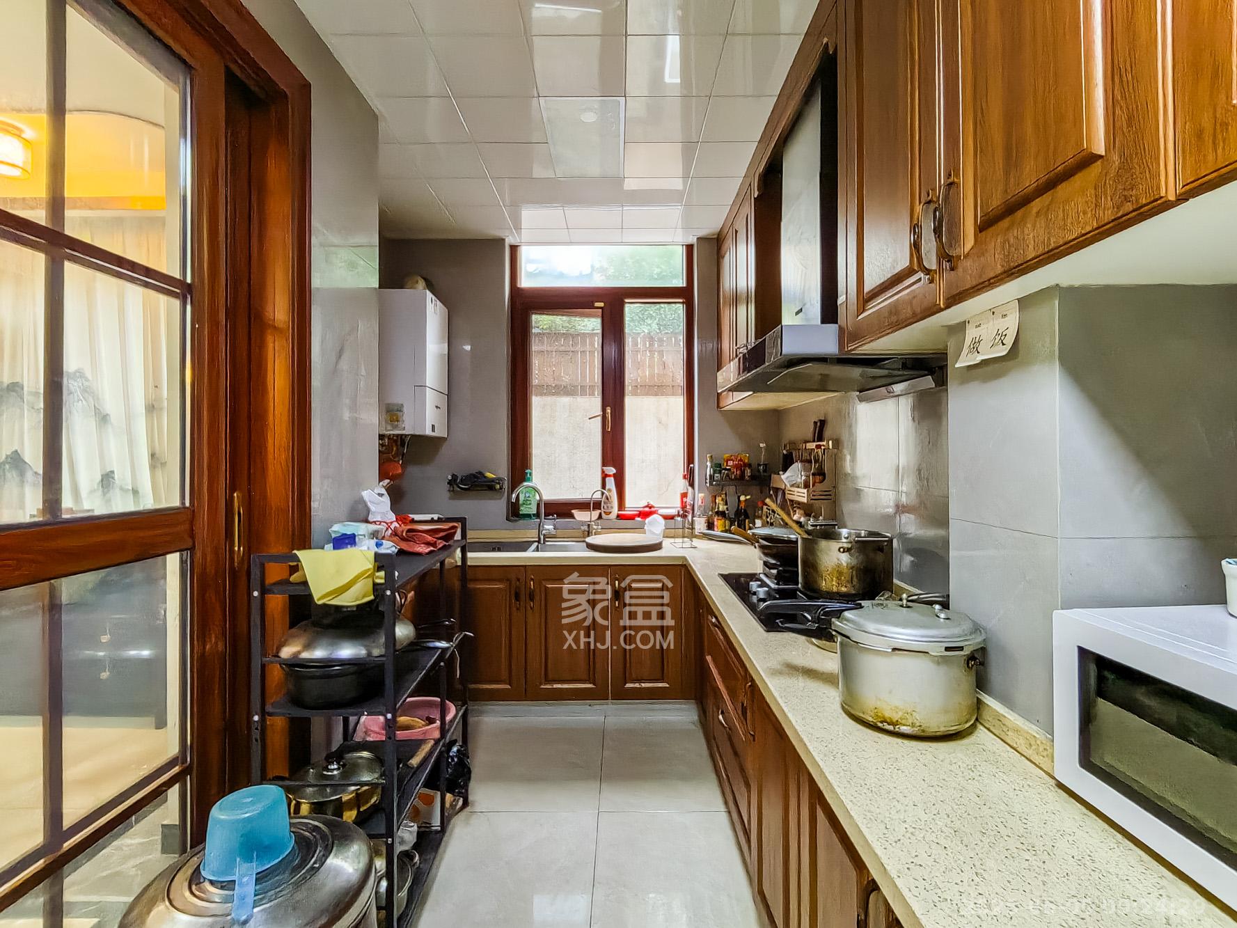 保利香槟国际  6室3厅3卫    420.0万 保利香槟国际  6室3厅3卫    420.0万厨房