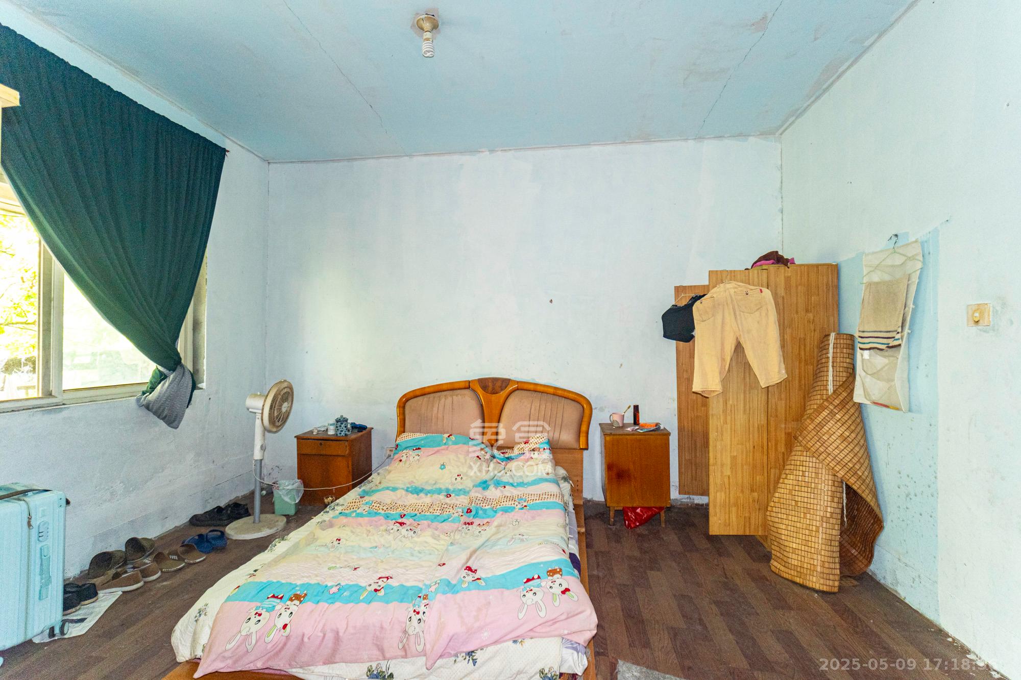 金岸教师公寓  4室1厅2卫    65.0万 金岸教师公寓  4室1厅2卫    65.0万卧室