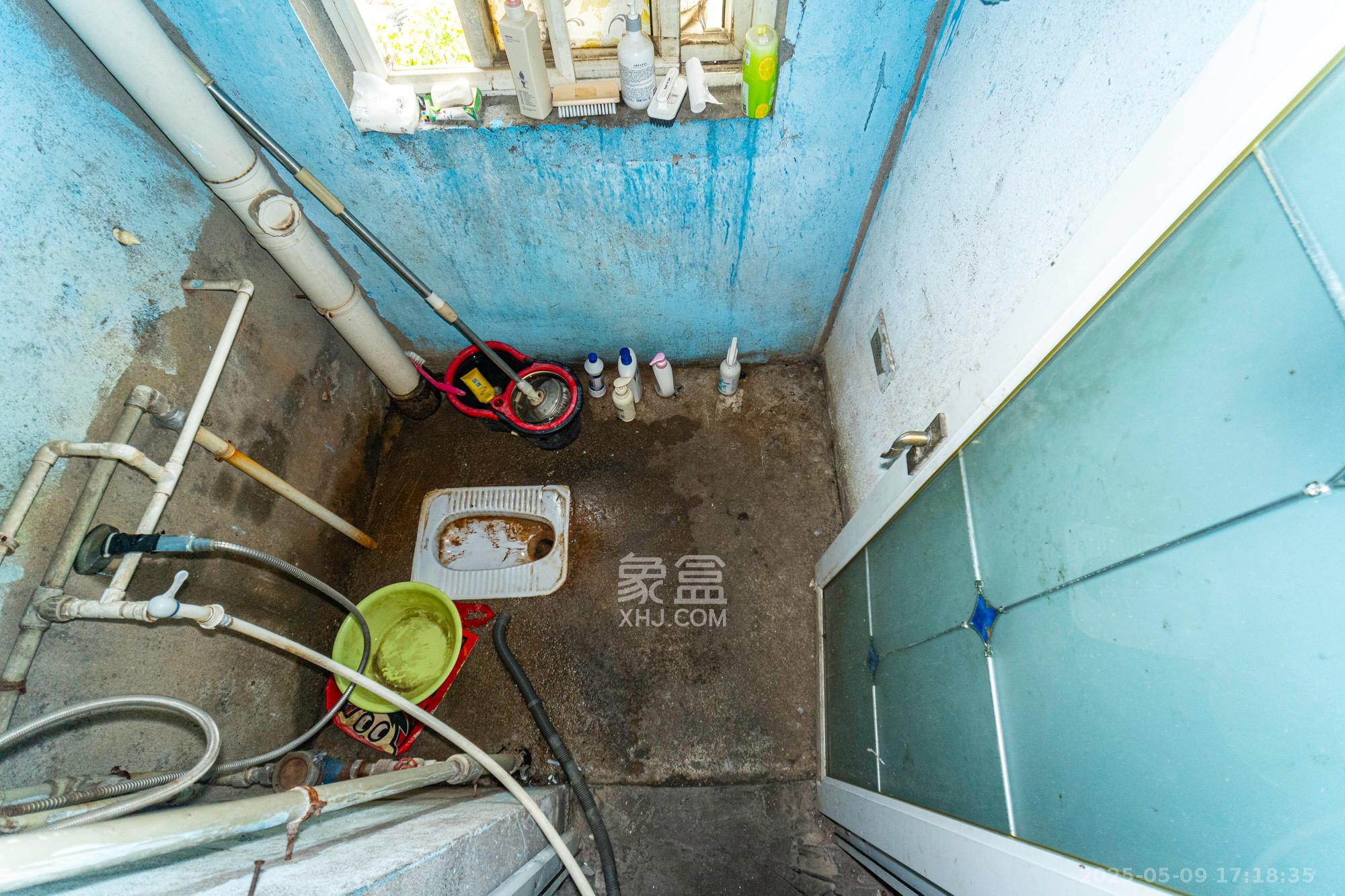 金岸教师公寓  4室1厅2卫    65.0万 金岸教师公寓  4室1厅2卫    65.0万卫生间