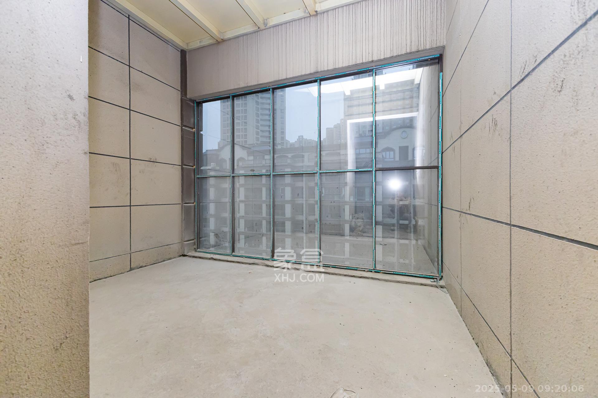润和滨江府  5室2厅2卫   138.00万卧室