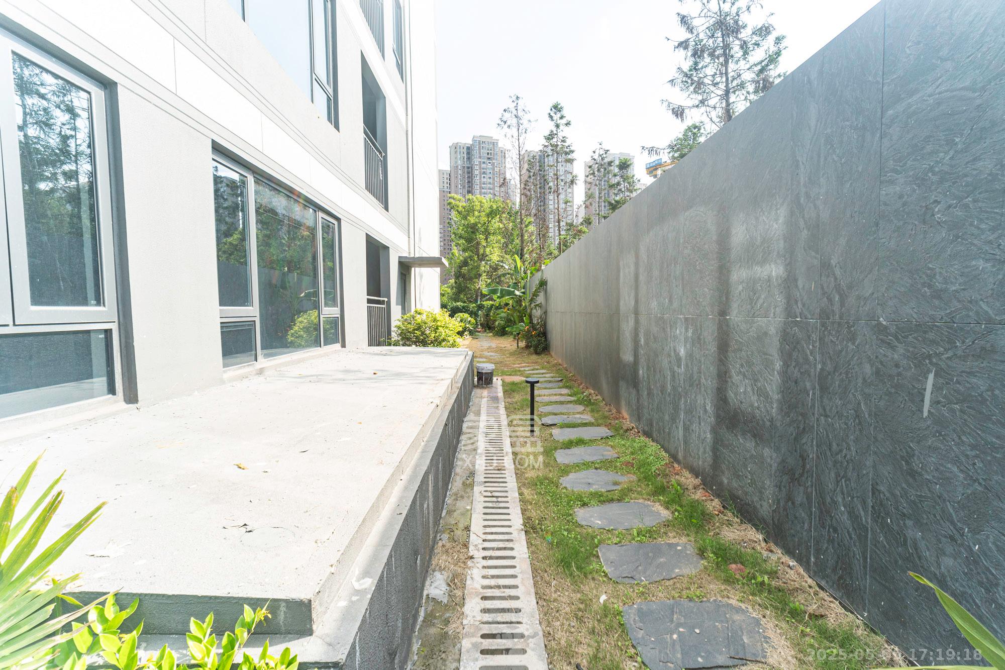 万科松湖天地  6室3厅3卫    698.0万 万科松湖天地  6室3厅3卫    698.0万阳台