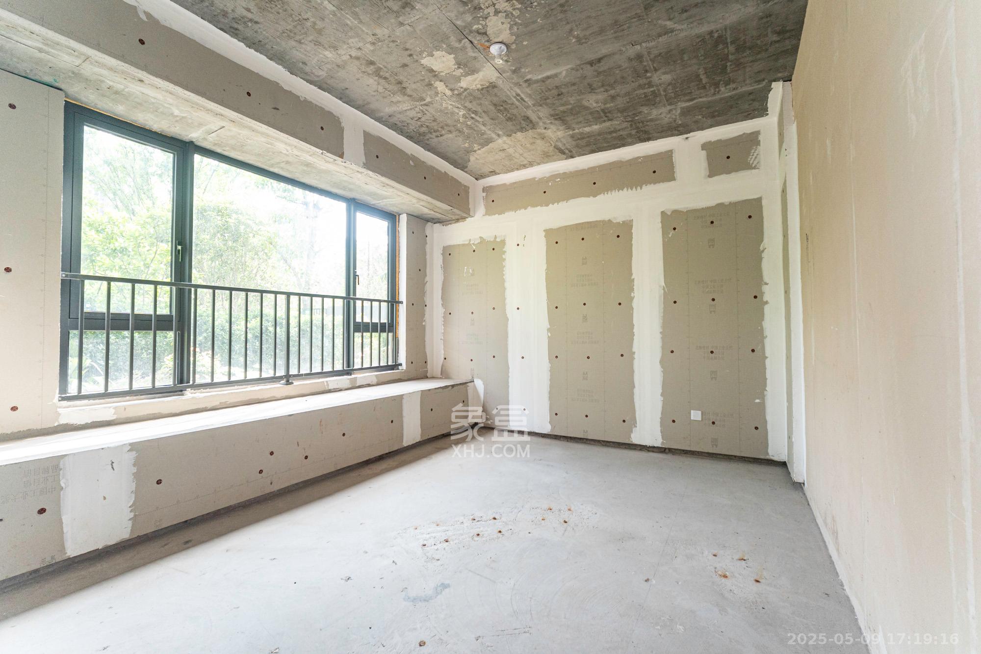 万科松湖天地  6室3厅3卫    698.0万 万科松湖天地  6室3厅3卫    698.0万卧室