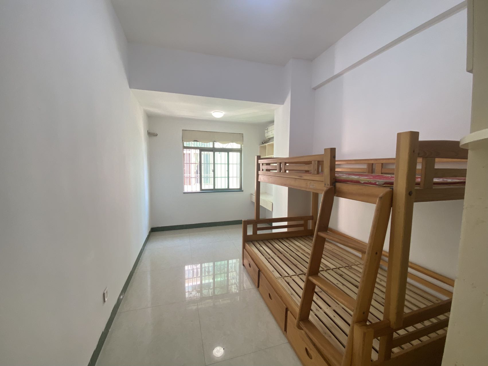 逸海春天 2室2厅1卫 2000.0元/月 逸海春天 2室2厅1卫 2000.0元/月室内图