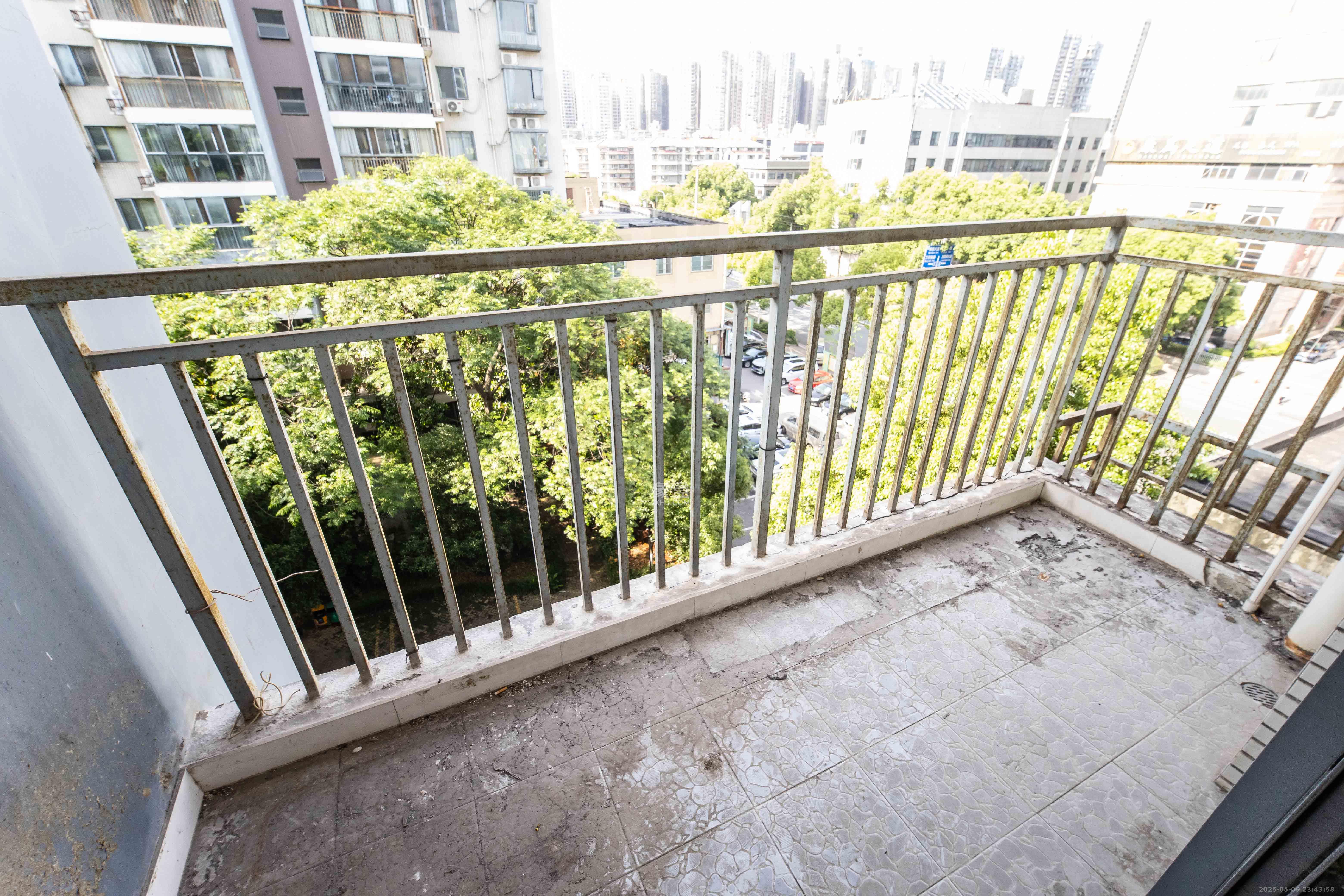 银港水晶城  3室2厅2卫   108.00万阳台