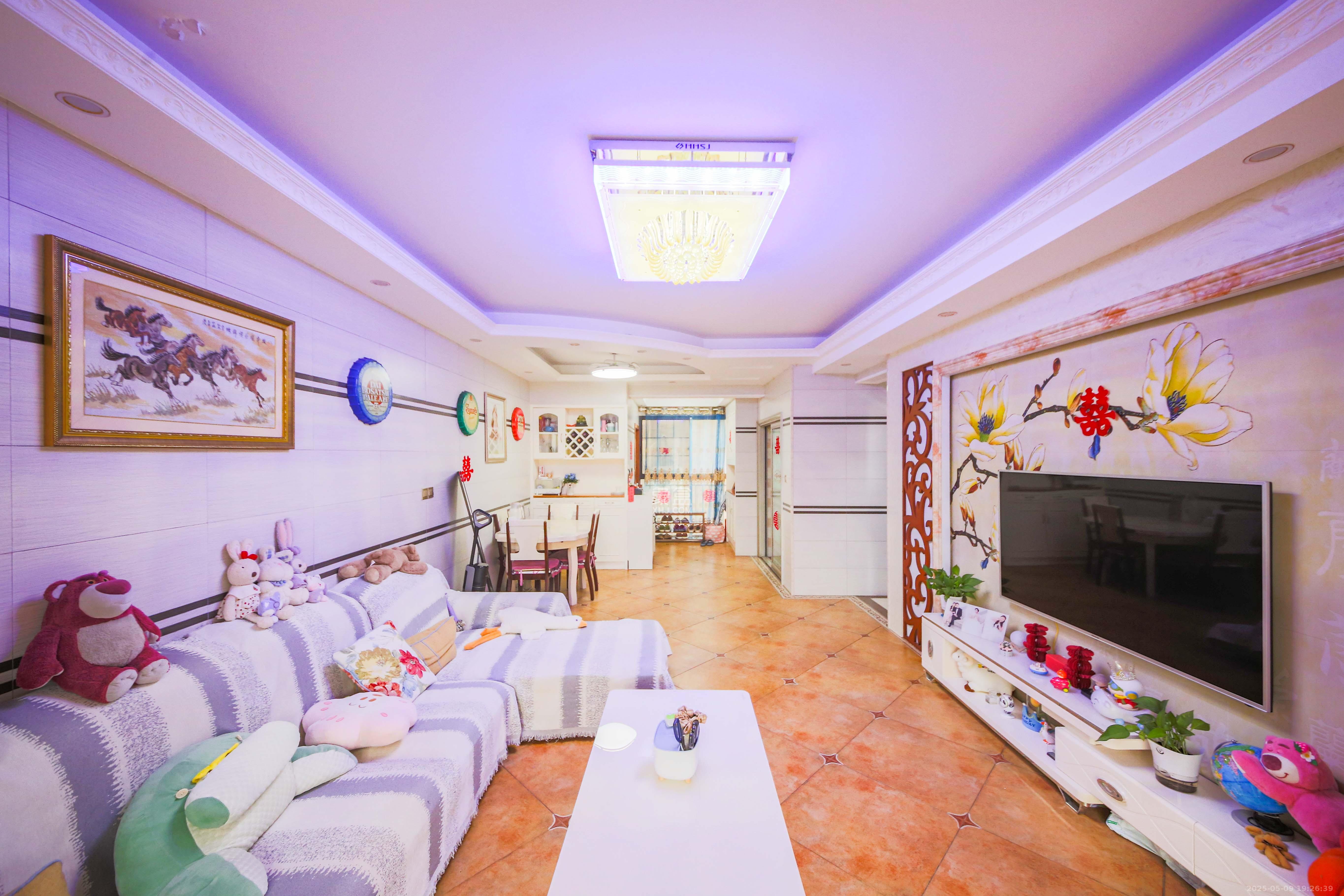 中南红领邦(红星嘉和苑)  3室2厅2卫    108.0万 中南红领邦(红星嘉和苑)  3室2厅2卫    108.0万客厅