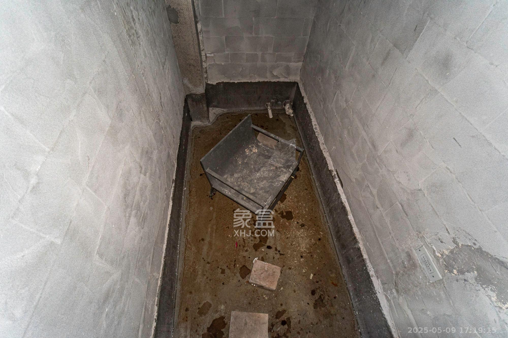 万科松湖天地  6室3厅3卫   698.00万卫生间