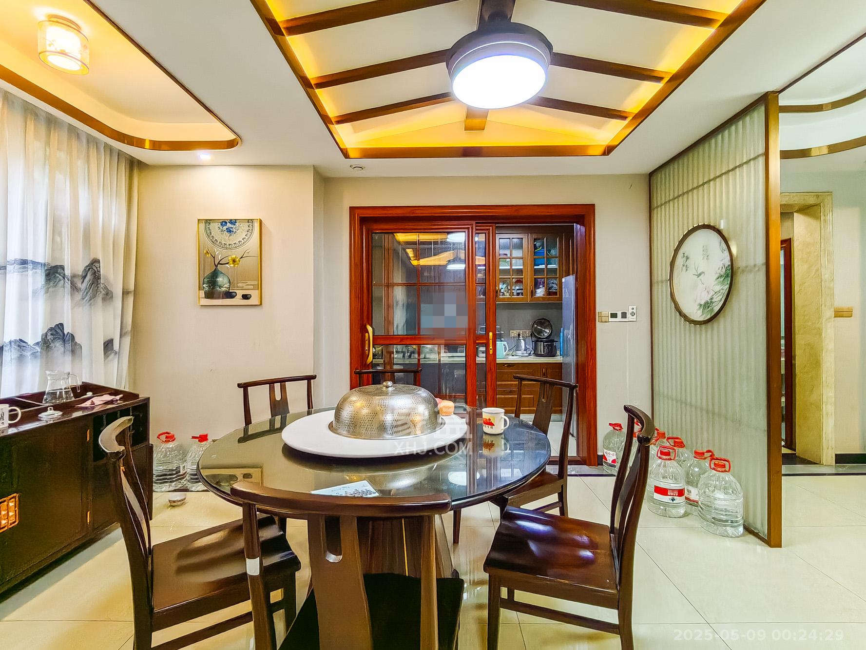 保利香槟国际  6室3厅3卫    420.0万 保利香槟国际  6室3厅3卫    420.0万客厅