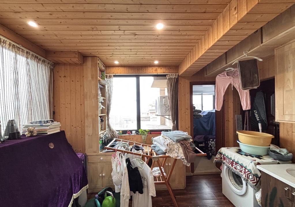 三弦慧府  4室2厅2卫   235.00万客厅