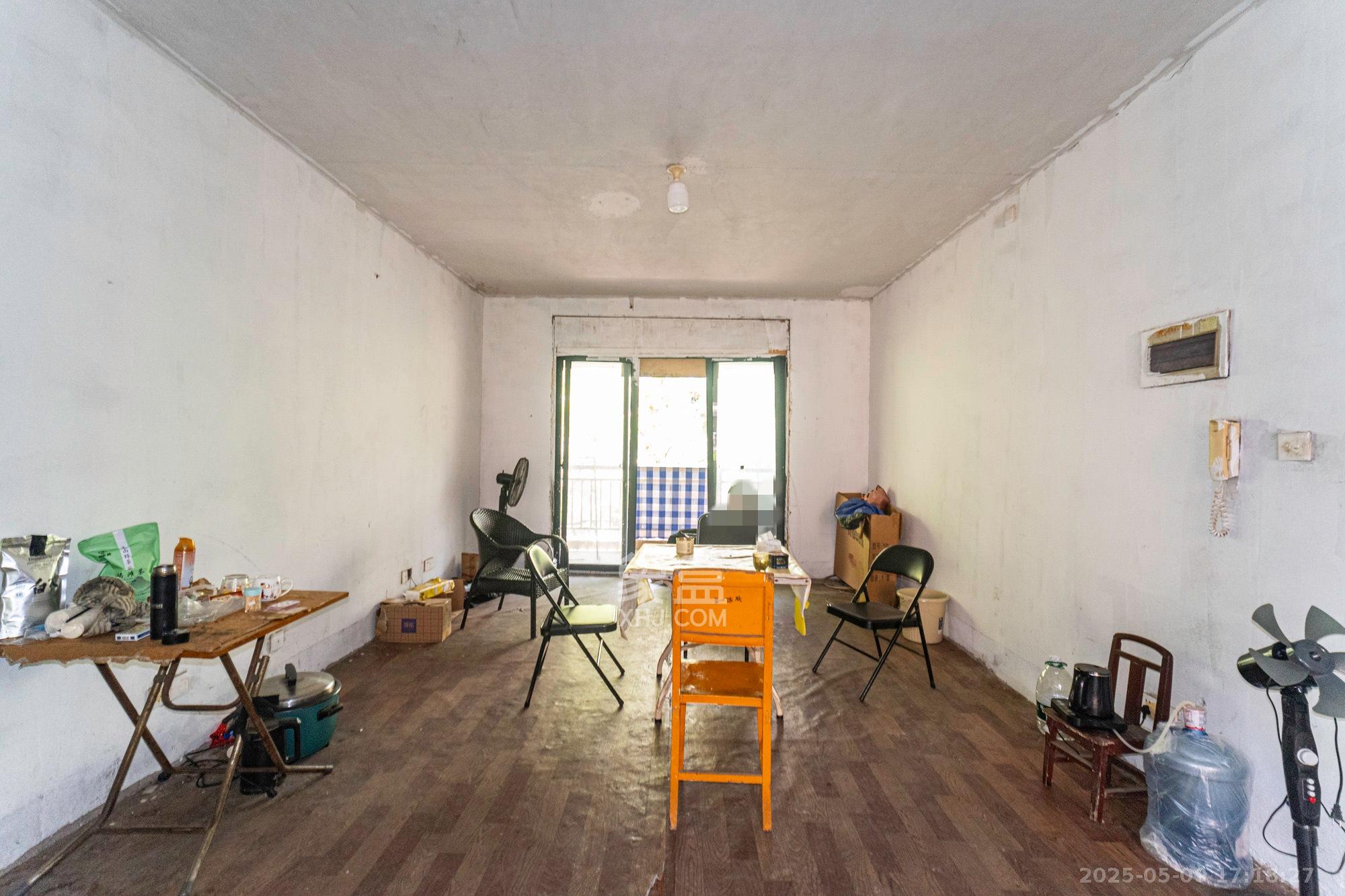 金岸教师公寓  4室1厅2卫    65.0万 金岸教师公寓  4室1厅2卫    65.0万客厅