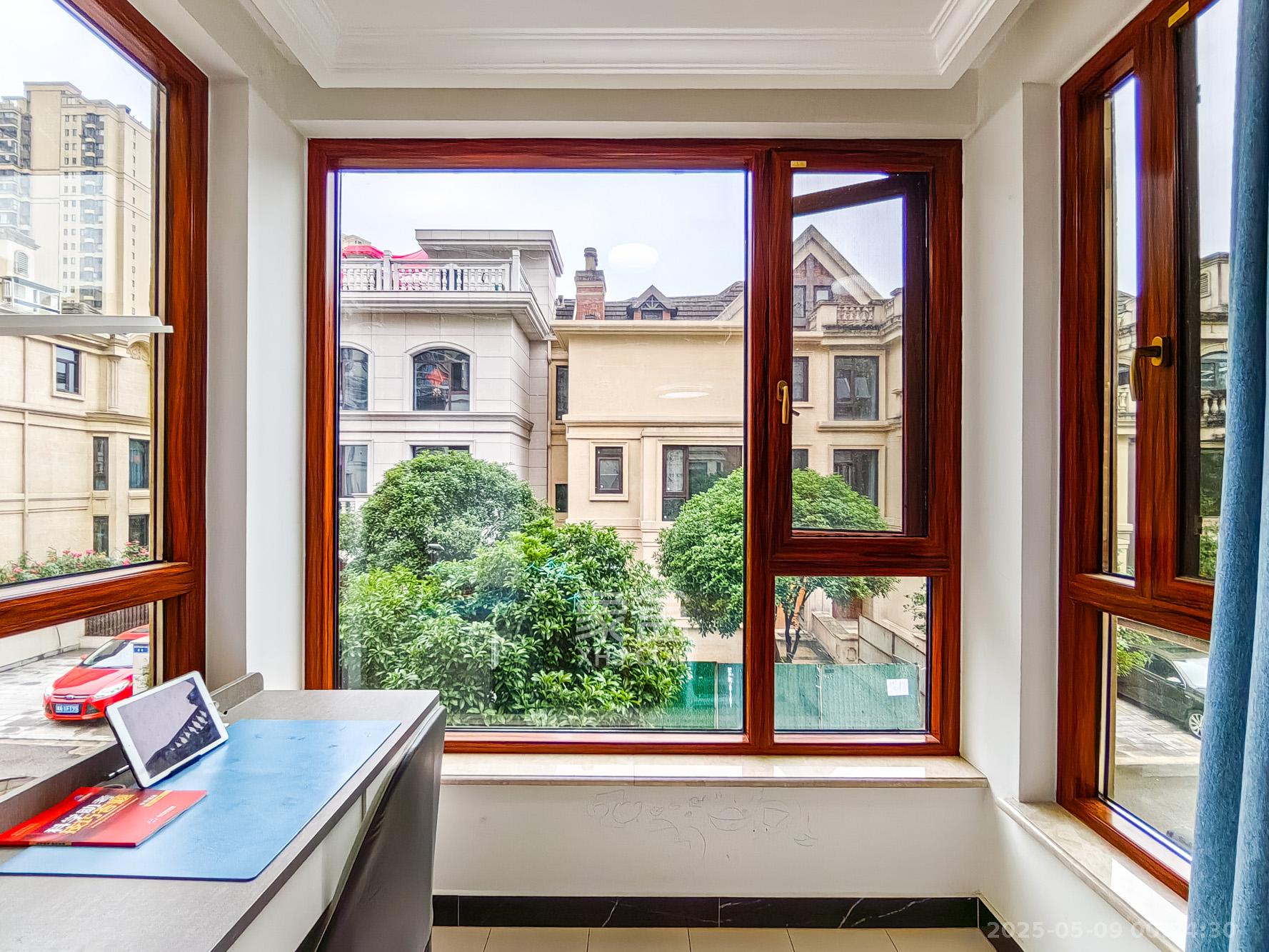 保利香槟国际  6室3厅3卫    420.0万 保利香槟国际  6室3厅3卫    420.0万阳台