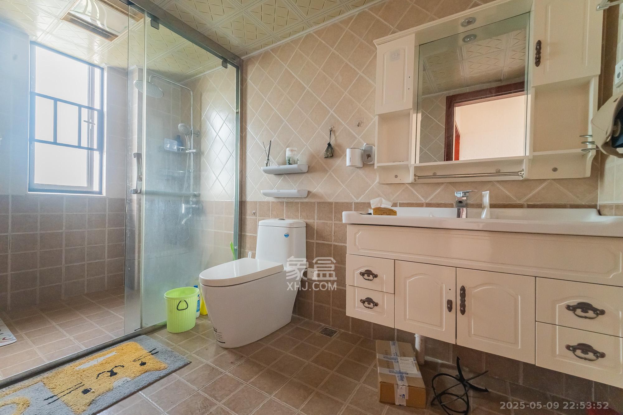 华润置地广场一期 3室2厅2卫 80.0万 华润置地广场一期 3室2厅2卫 80.0万卫生间