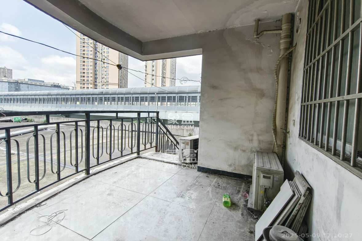 红树湾 5室2厅1卫 73.0万 红树湾 5室2厅1卫 73.0万阳台