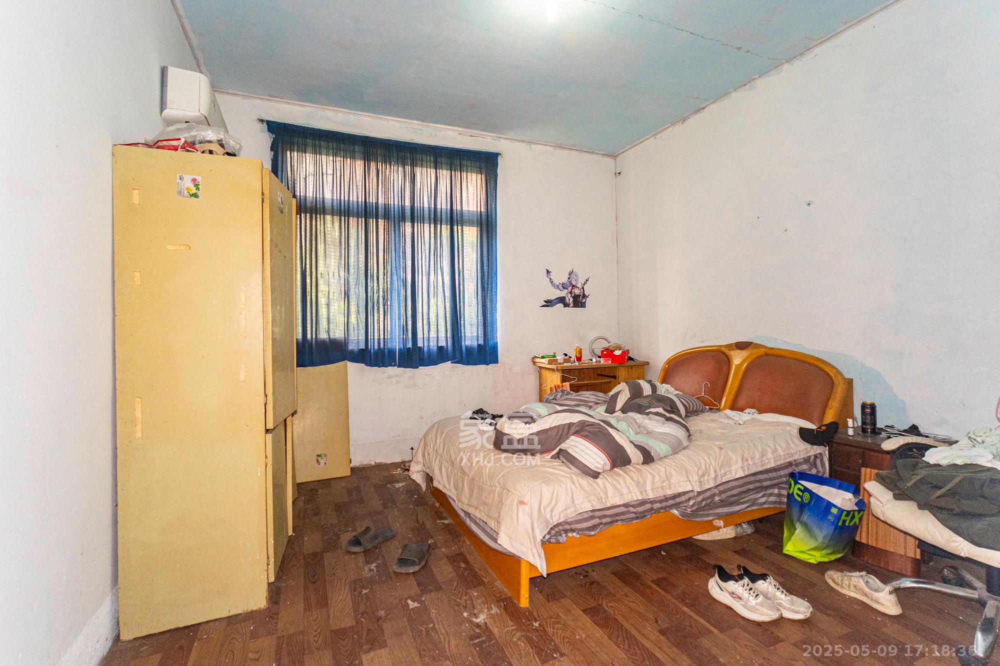 金岸教师公寓  4室1厅2卫    65.0万 金岸教师公寓  4室1厅2卫    65.0万卧室