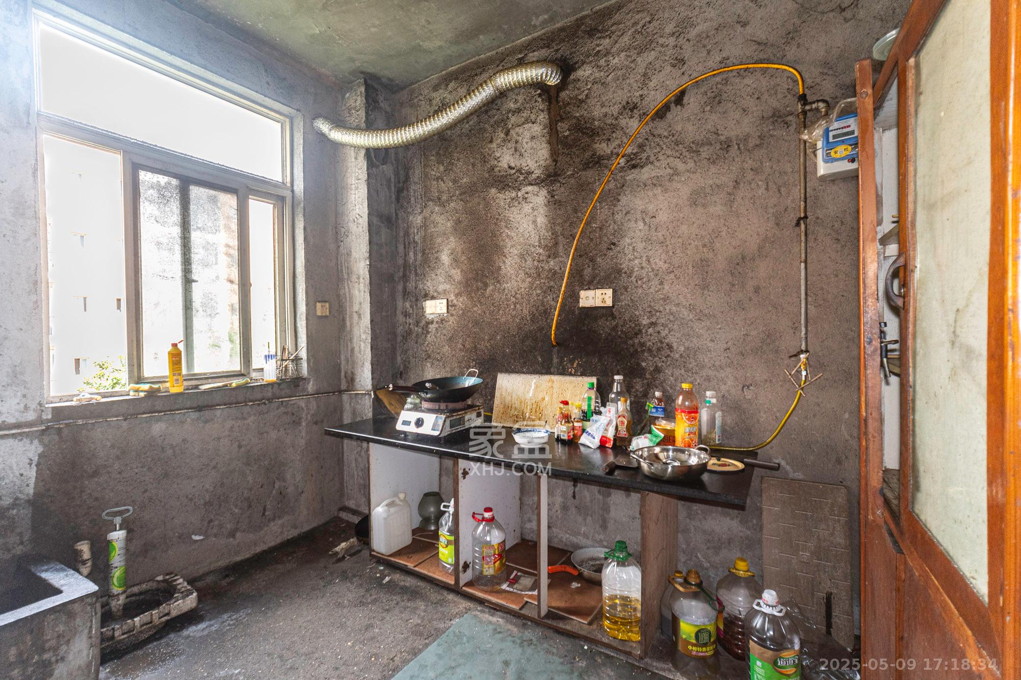 金岸教师公寓  4室1厅2卫    65.0万 金岸教师公寓  4室1厅2卫    65.0万厨房