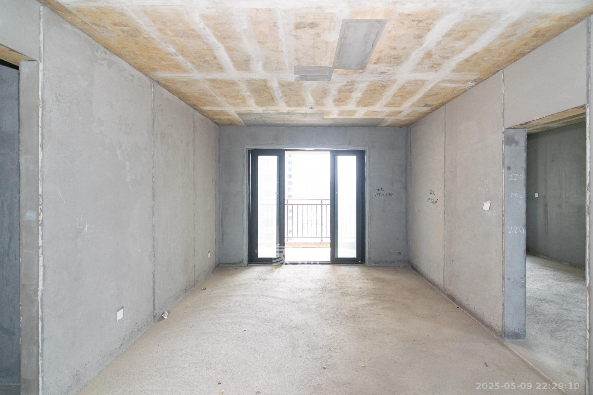 美的翰城  3室2厅2卫    63.8万 美的翰城  3室2厅2卫    63.8万客厅