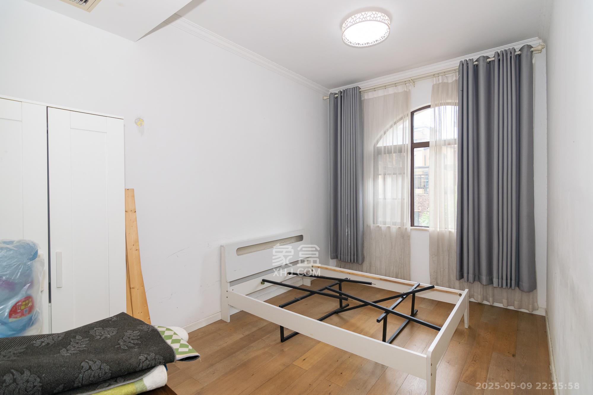 金地三千府(金地湖山樾、金地自在城) 5室3厅3卫 263.0万 金地三千府(金地湖山樾、金地自在城) 5室3厅3卫 263.0万卧室