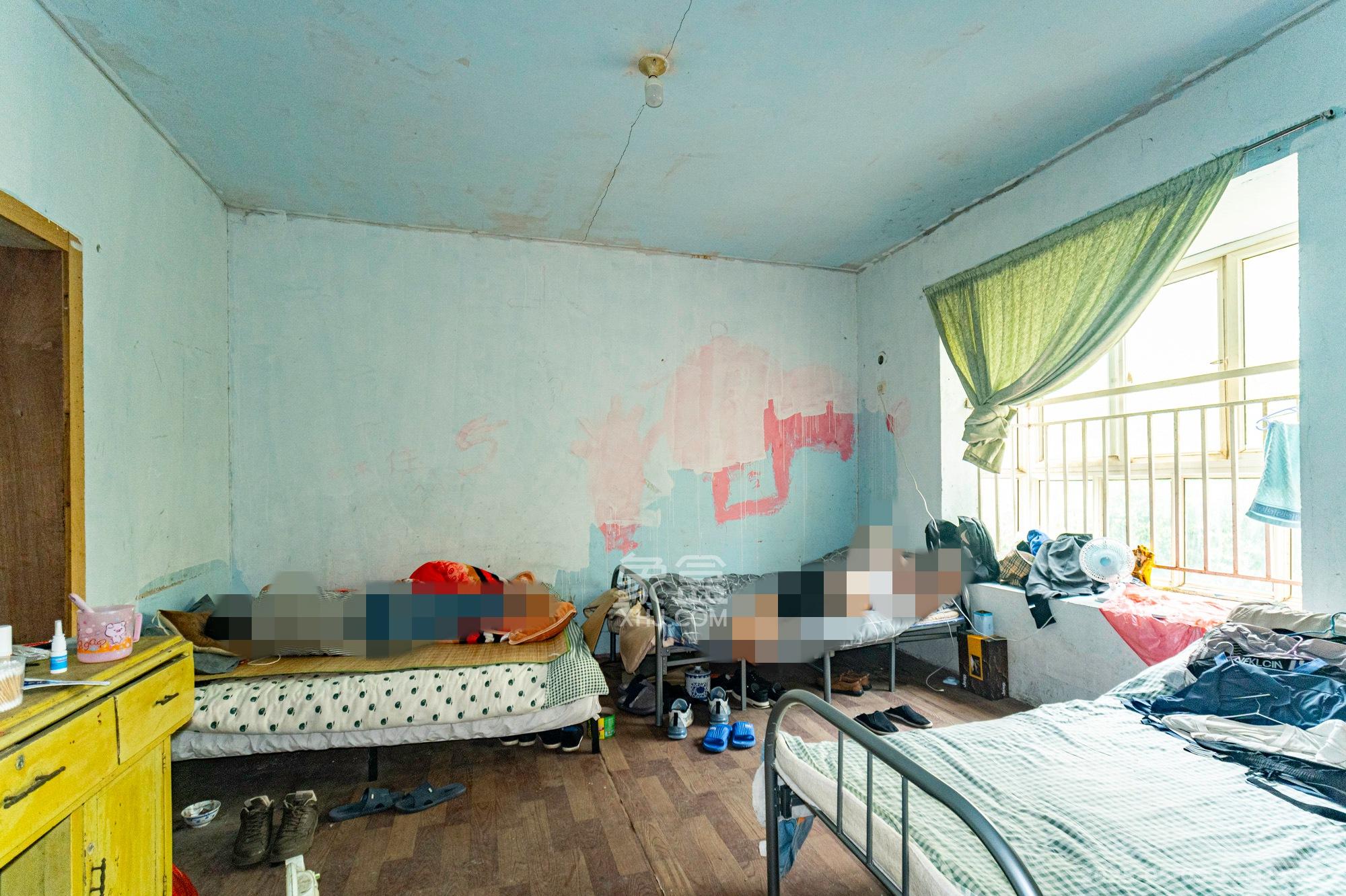 金岸教师公寓  4室1厅2卫    65.0万 金岸教师公寓  4室1厅2卫    65.0万卧室