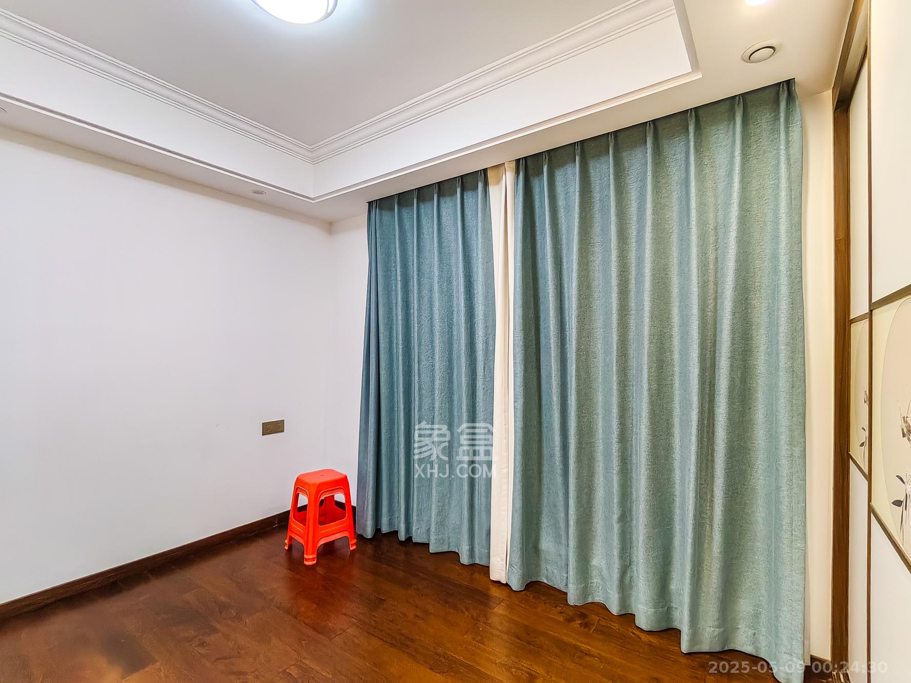 保利香槟国际  6室3厅3卫    420.0万 保利香槟国际  6室3厅3卫    420.0万卧室