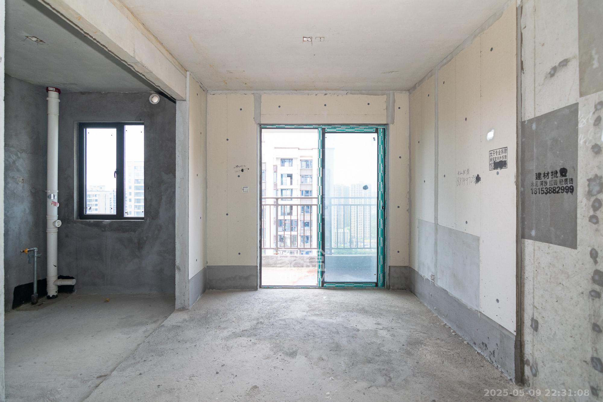 润和雅郡(润和紫郡六期) 6室3厅3卫 180.0万 润和雅郡(润和紫郡六期) 6室3厅3卫 180.0万客厅