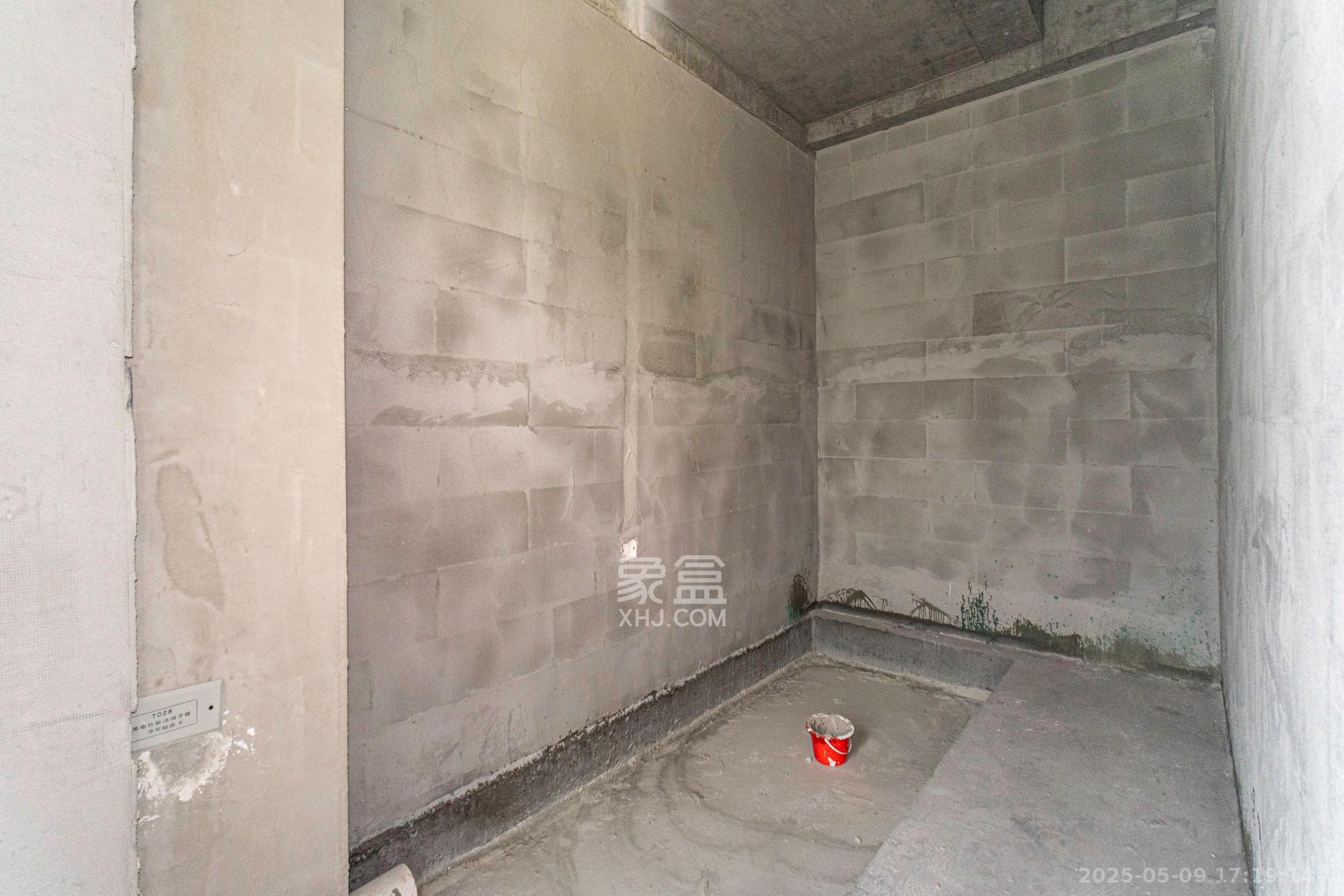 万科松湖天地  6室3厅3卫    698.0万 万科松湖天地  6室3厅3卫    698.0万卫生间