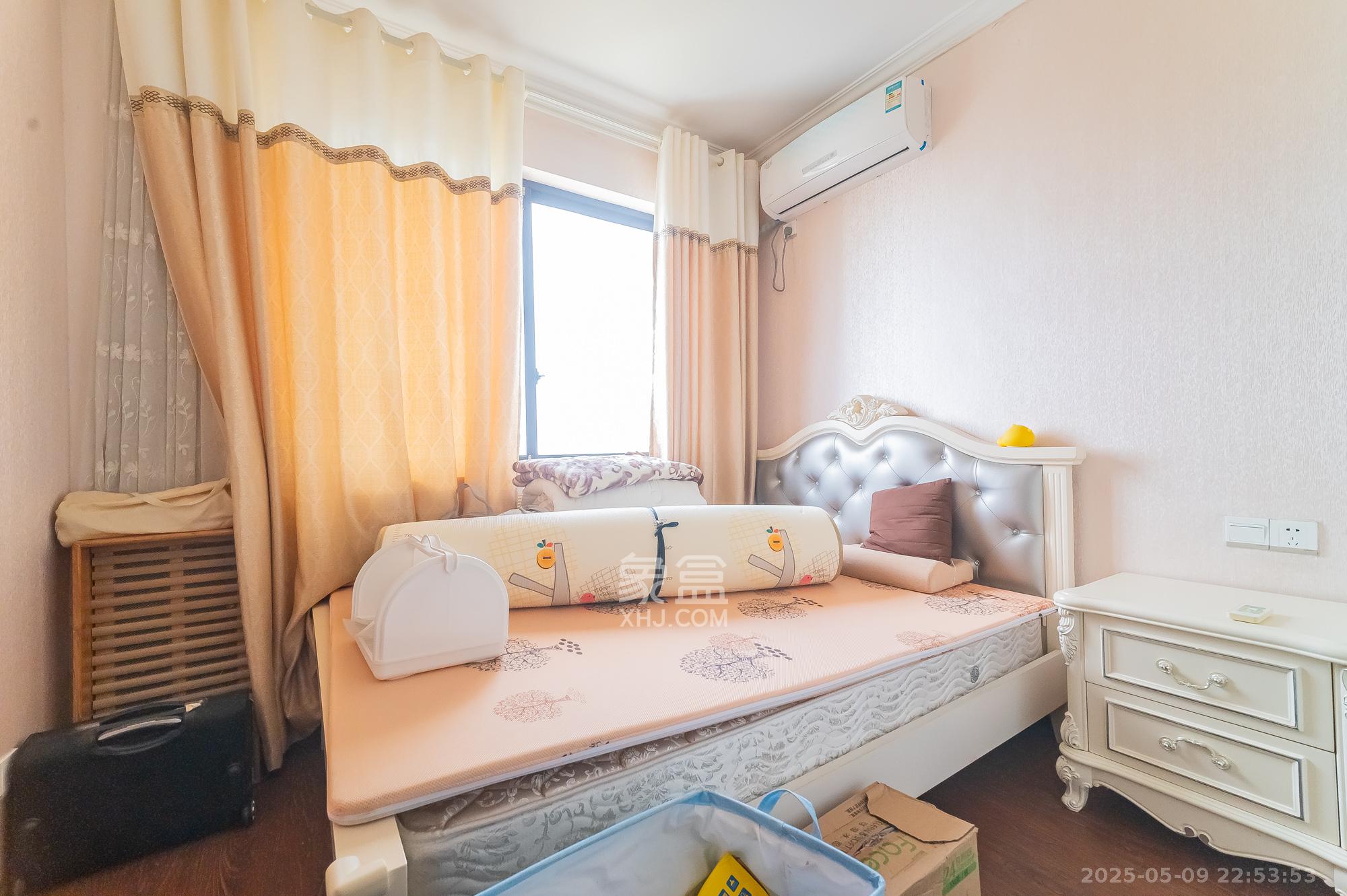 华润置地广场一期 3室2厅2卫 80.0万 华润置地广场一期 3室2厅2卫 80.0万卧室