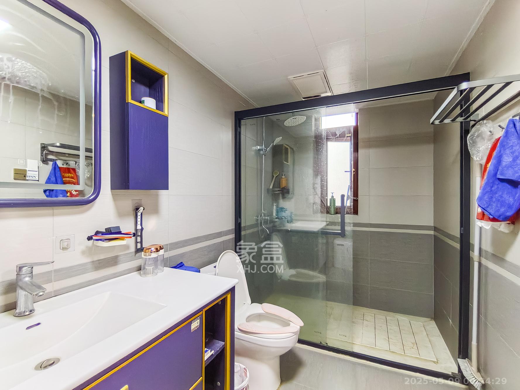 保利香槟国际  6室3厅3卫    420.0万 保利香槟国际  6室3厅3卫    420.0万卫生间