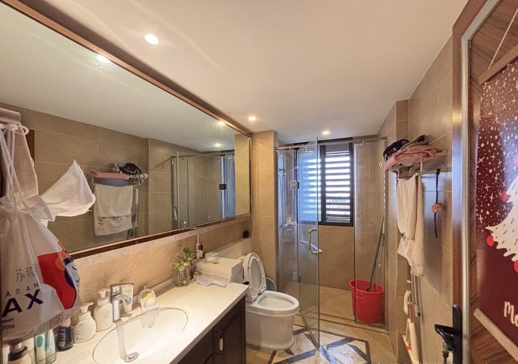 三弦慧府  4室2厅2卫   235.00万客厅