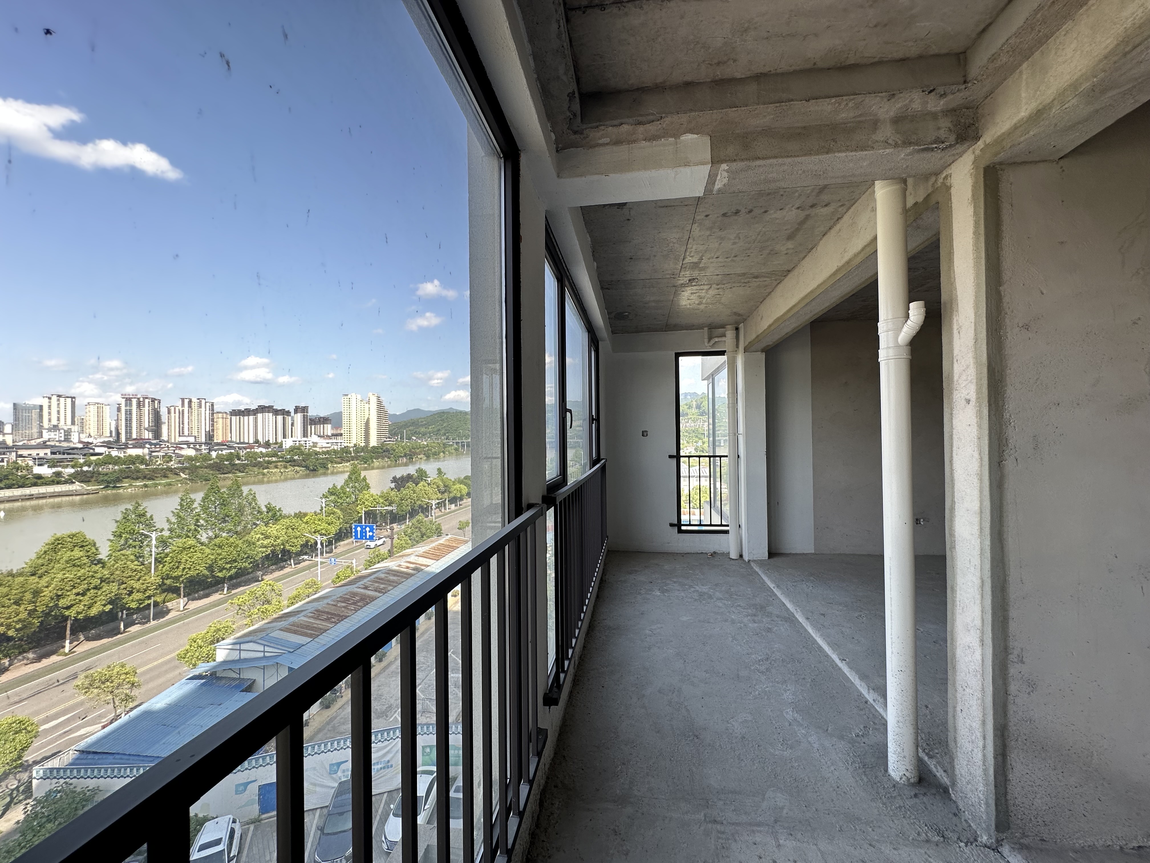 江与城 4室2厅2卫 109.0万 江与城 4室2厅2卫 109.0万客厅