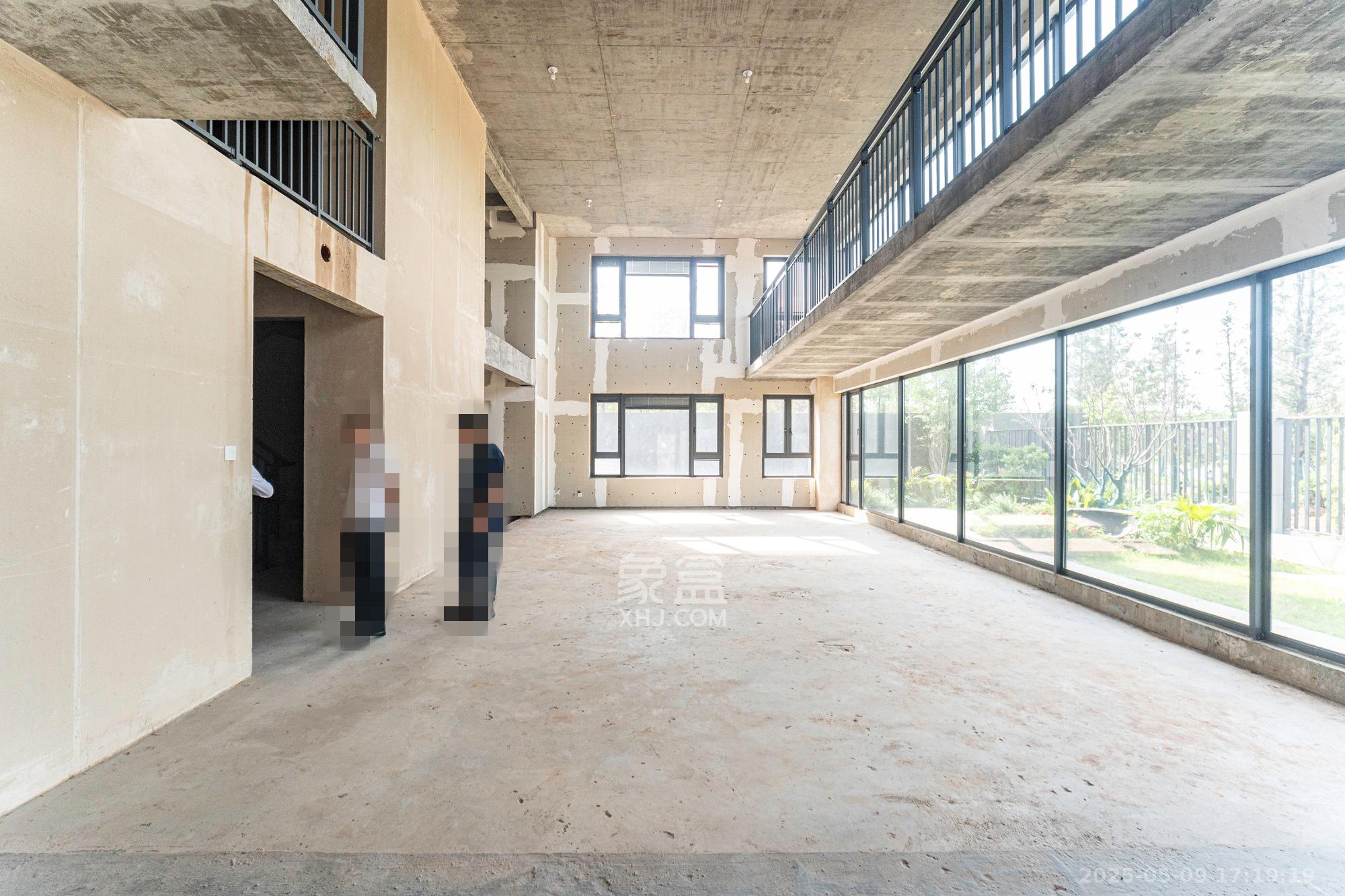 万科松湖天地  6室3厅3卫    698.0万 万科松湖天地  6室3厅3卫    698.0万客厅