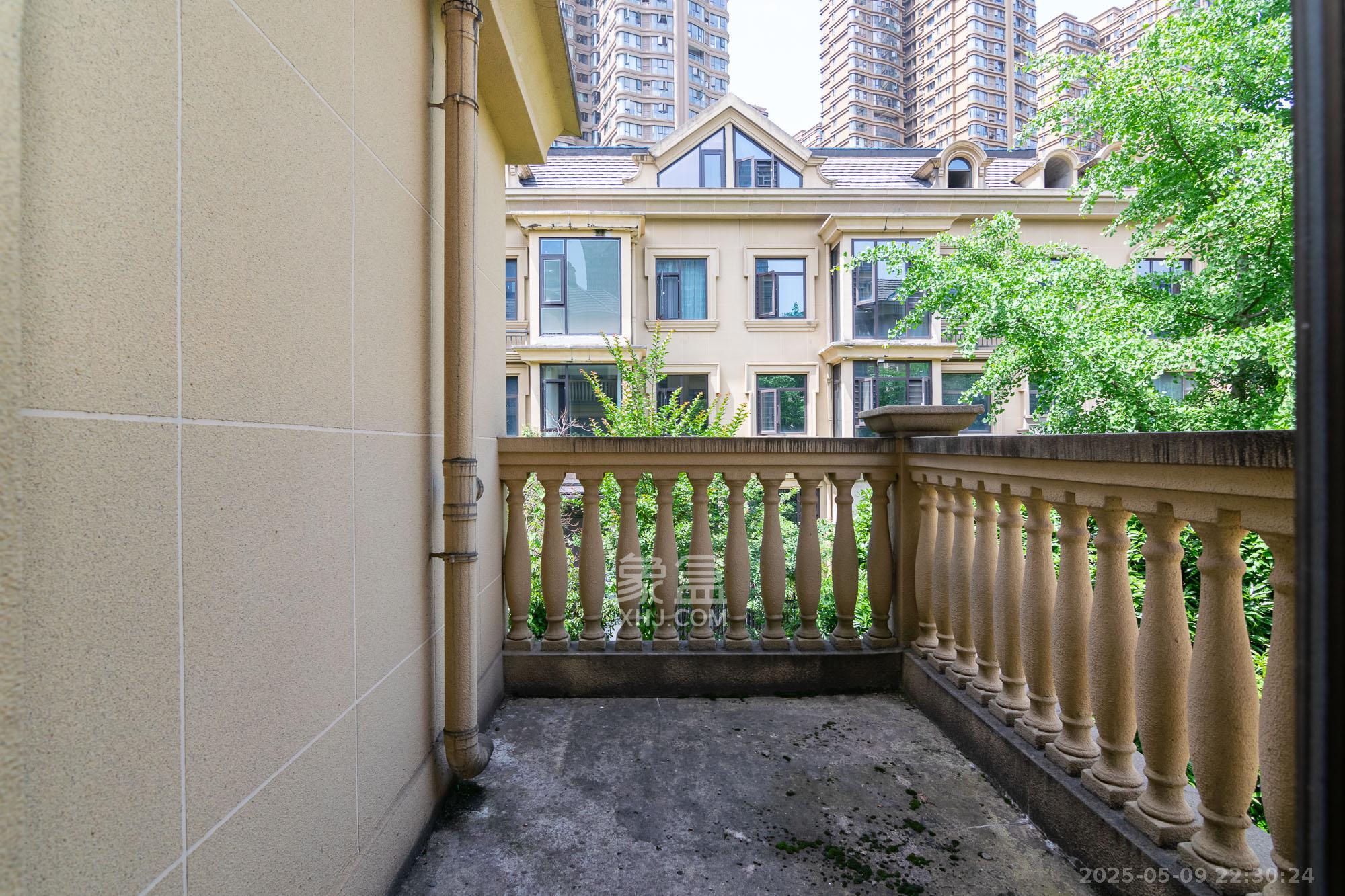 润和紫郡一期  5室2厅4卫   398.00万阳台