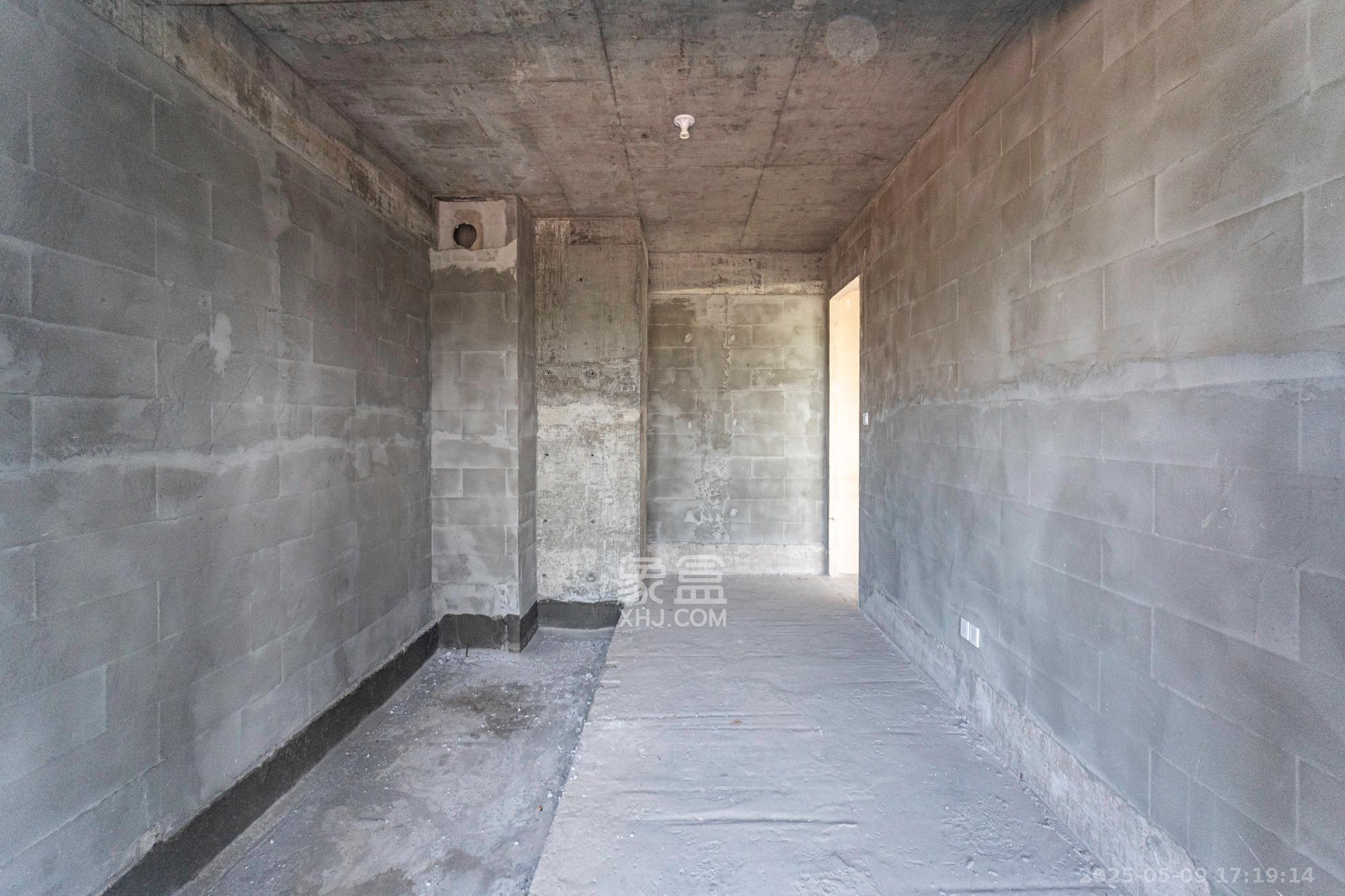 万科松湖天地  6室3厅3卫    698.0万 万科松湖天地  6室3厅3卫    698.0万卫生间