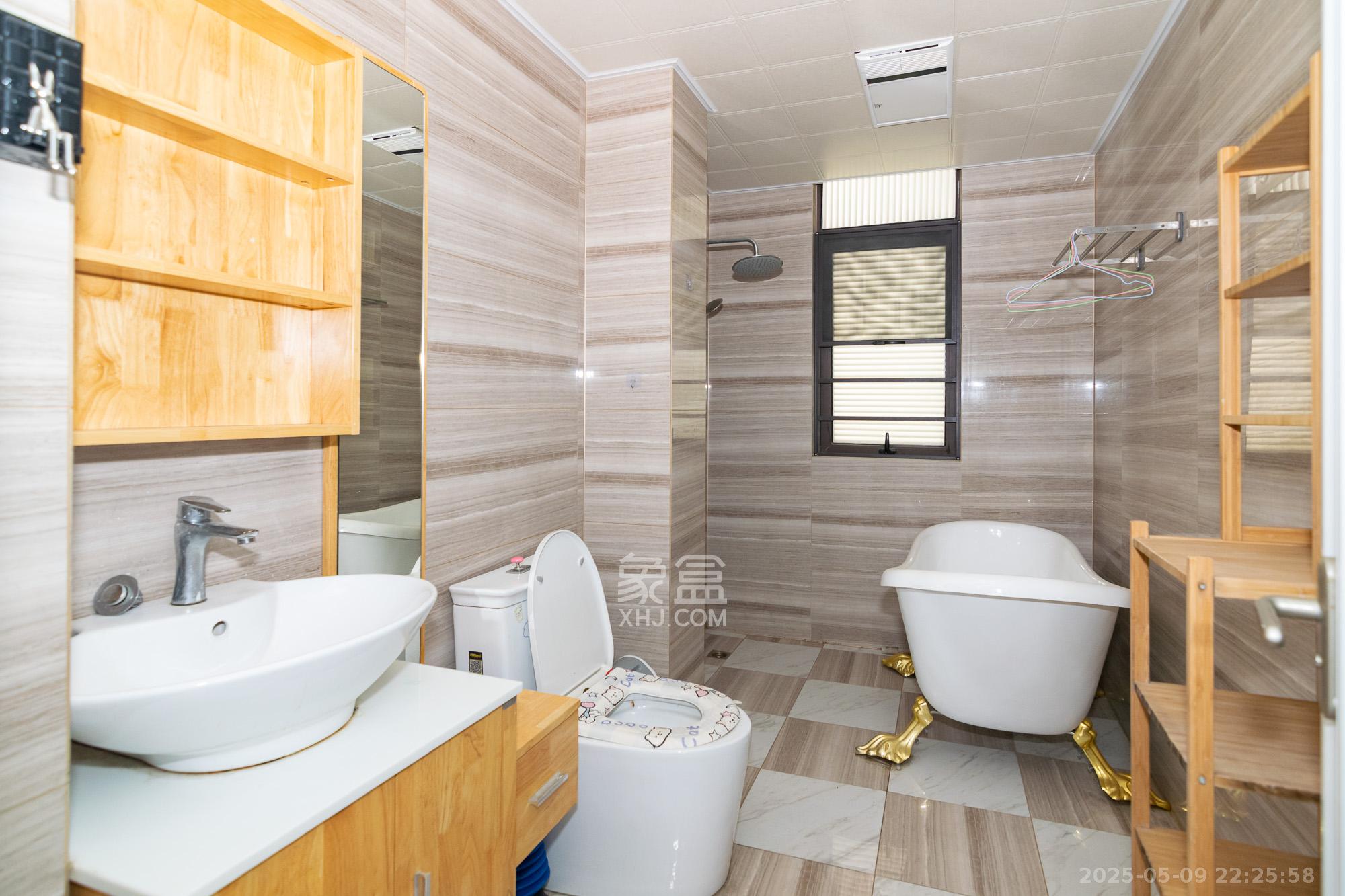 金地三千府(金地湖山樾、金地自在城) 5室3厅3卫 263.0万 金地三千府(金地湖山樾、金地自在城) 5室3厅3卫 263.0万卫生间