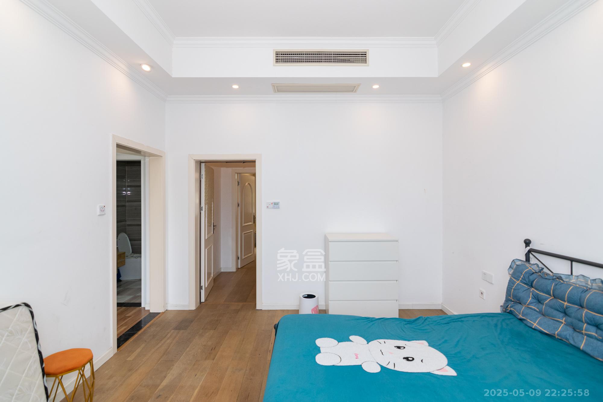 金地三千府(金地湖山樾、金地自在城) 5室3厅3卫 263.0万 金地三千府(金地湖山樾、金地自在城) 5室3厅3卫 263.0万卧室