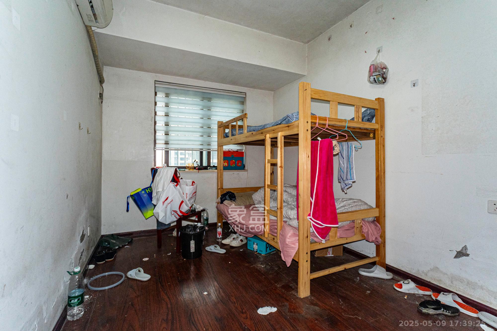 新长海广场 3室2厅2卫 78.8万 新长海广场 3室2厅2卫 78.8万卧室