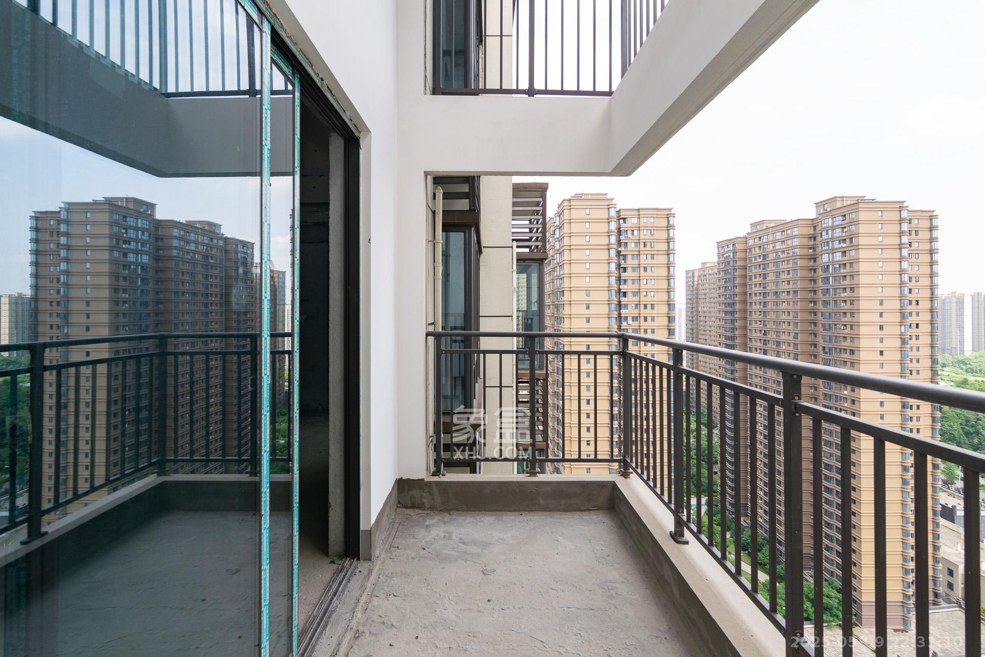 润和雅郡(润和紫郡六期) 6室3厅3卫 180.0万 润和雅郡(润和紫郡六期) 6室3厅3卫 180.0万阳台