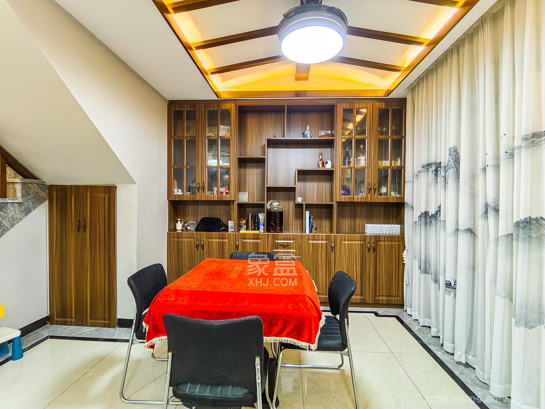 保利香槟国际  6室3厅3卫    420.0万 保利香槟国际  6室3厅3卫    420.0万客厅