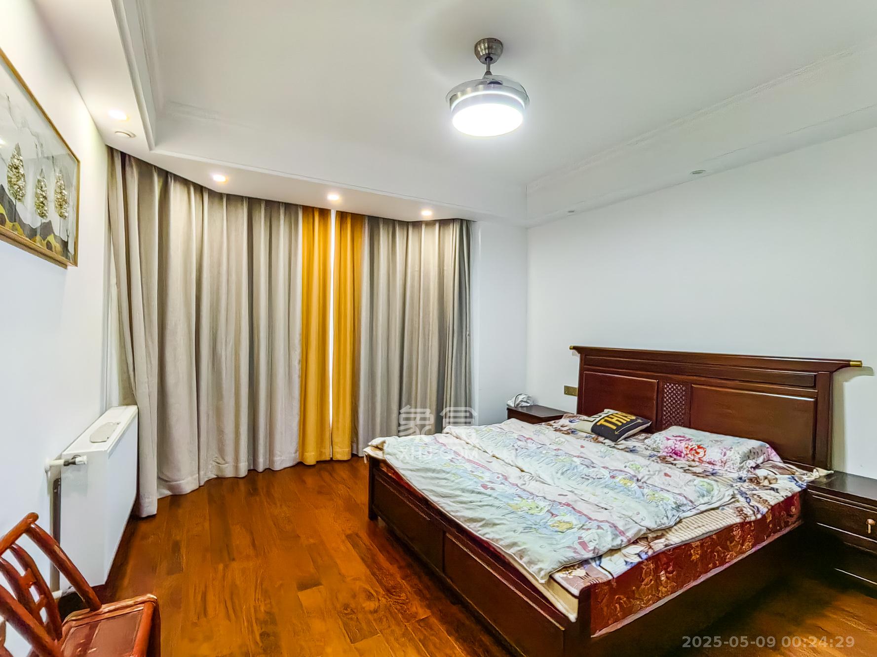 保利香槟国际  6室3厅3卫    420.0万 保利香槟国际  6室3厅3卫    420.0万卧室