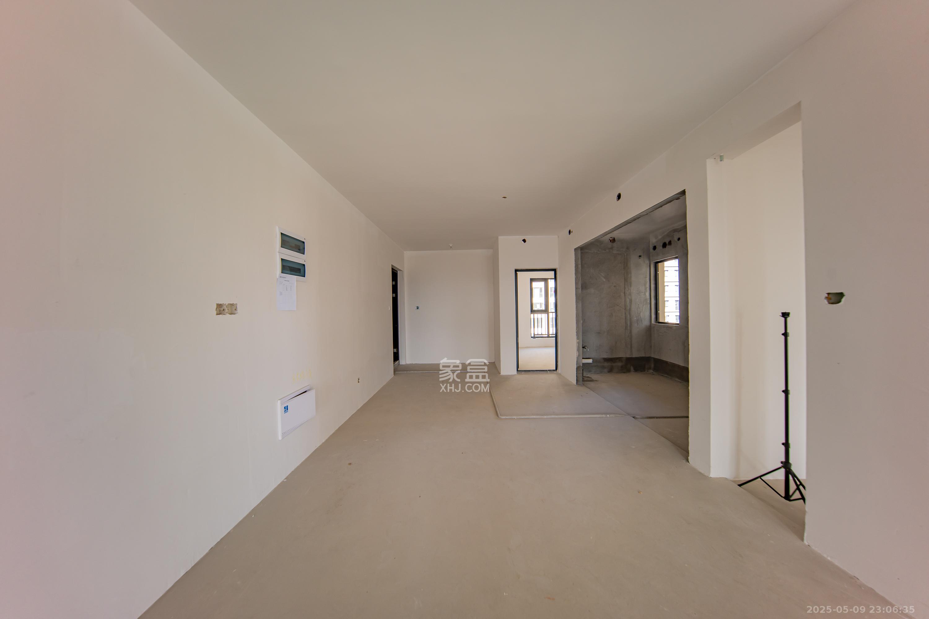 建投象山国际  4室2厅2卫   180.00万客厅