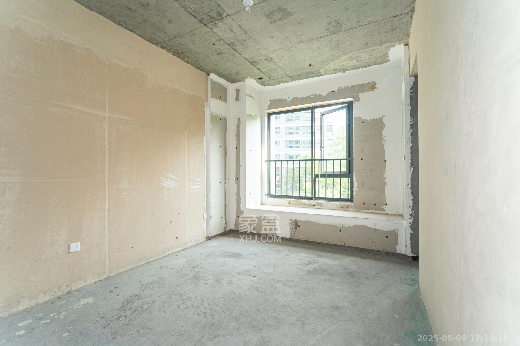 万科松湖天地  6室3厅3卫    698.0万 万科松湖天地  6室3厅3卫    698.0万卧室