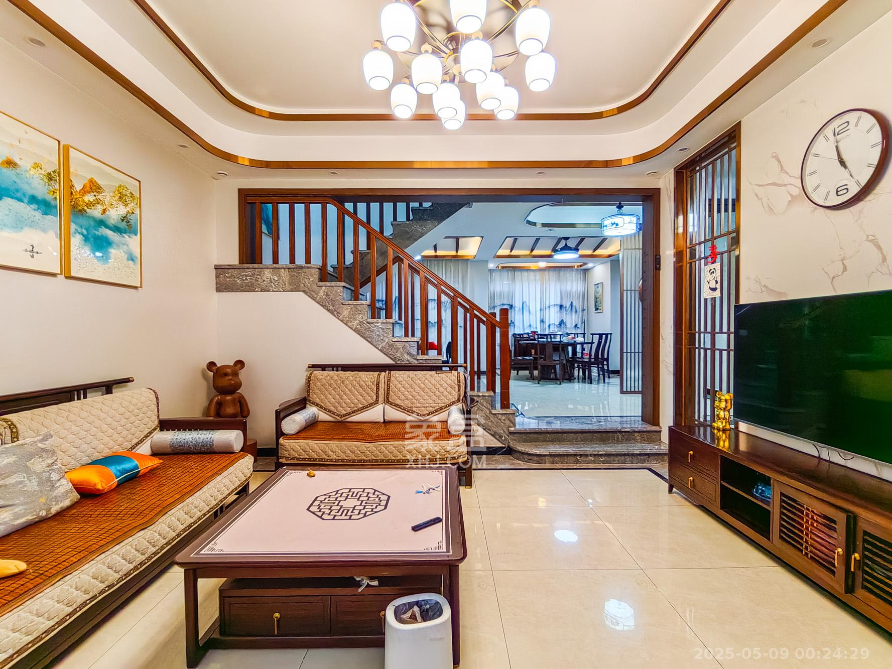 保利香槟国际  6室3厅3卫    420.0万 保利香槟国际  6室3厅3卫    420.0万客厅