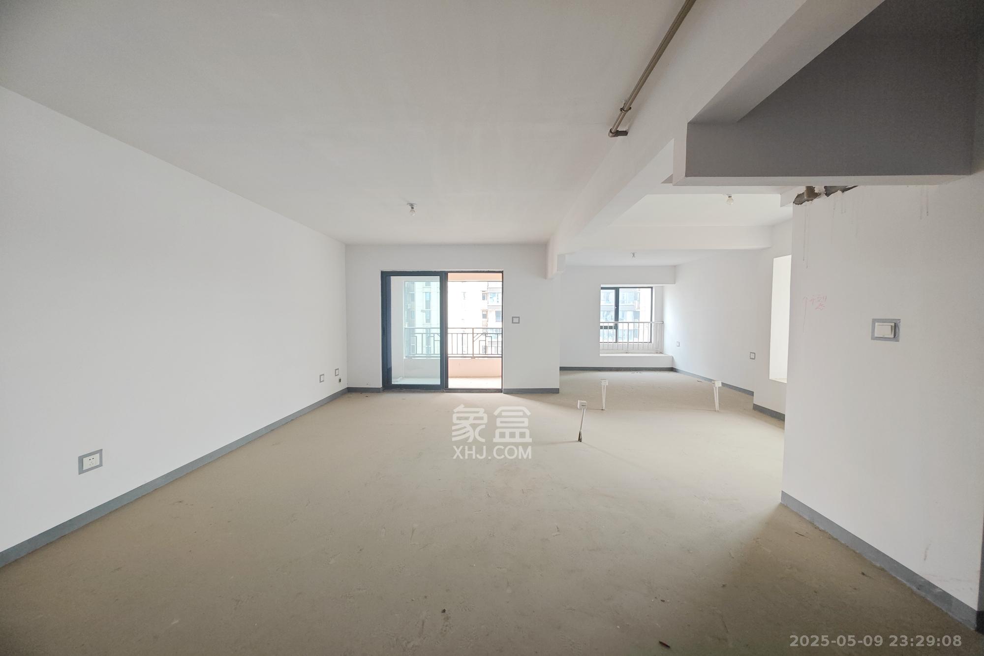 建发中央悦府  3室2厅2卫   145.00万客厅