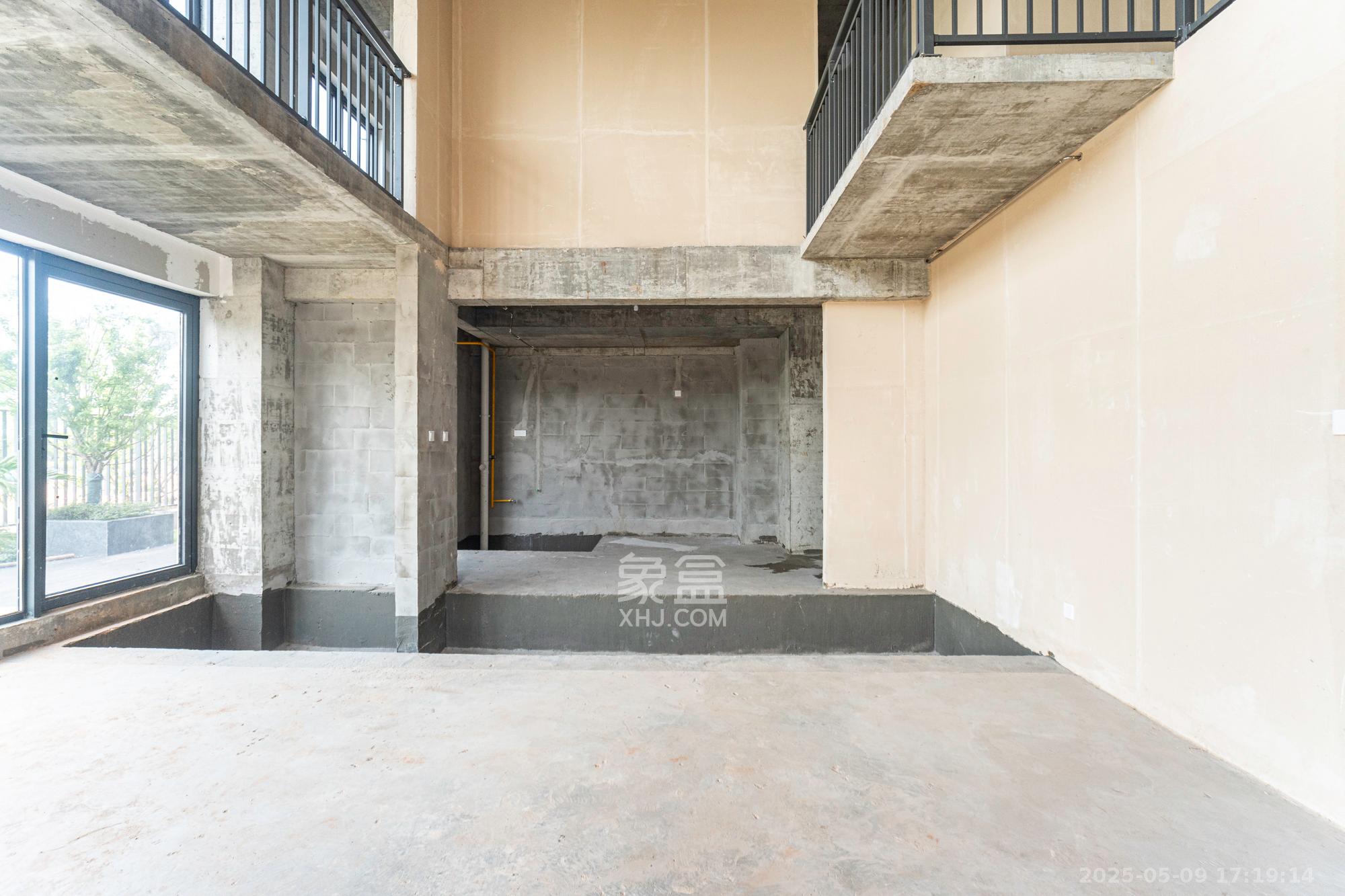 万科松湖天地  6室3厅3卫    698.0万 万科松湖天地  6室3厅3卫    698.0万客厅