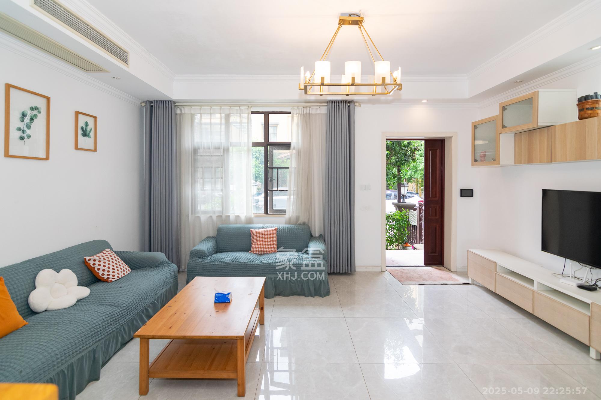 金地三千府(金地湖山樾、金地自在城) 5室3厅3卫 263.0万 金地三千府(金地湖山樾、金地自在城) 5室3厅3卫 263.0万客厅