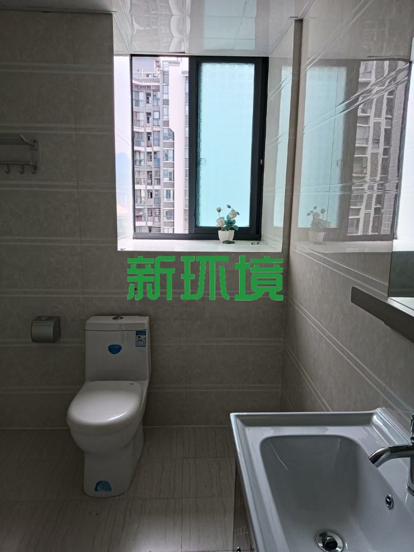 宏天绿城  3室2厅2卫   66.00万客厅