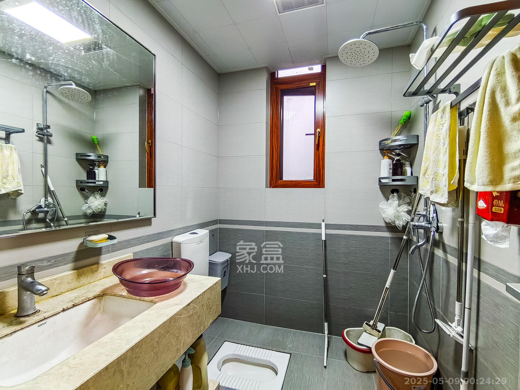 保利香槟国际  6室3厅3卫    420.0万 保利香槟国际  6室3厅3卫    420.0万卫生间