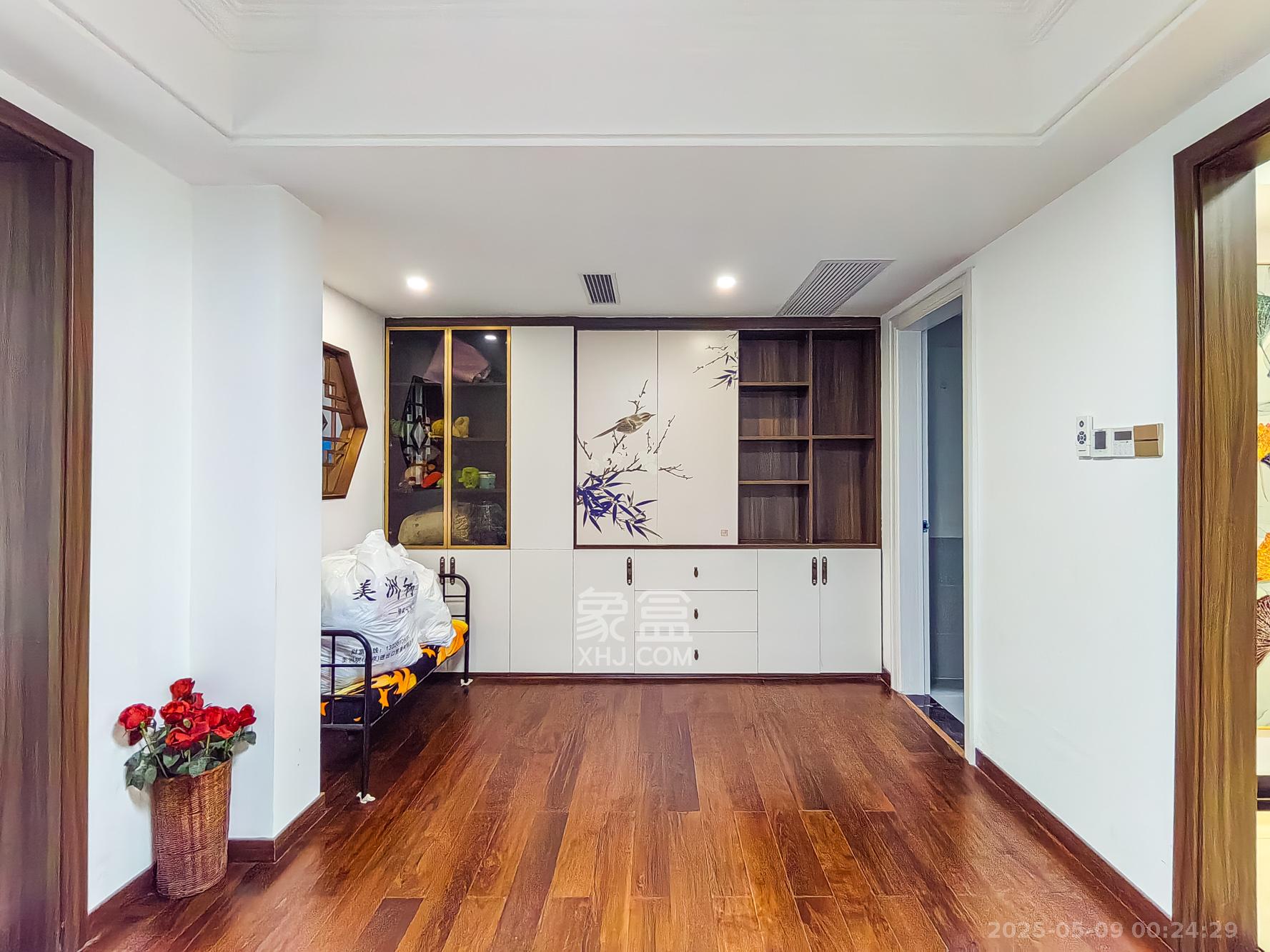 保利香槟国际  6室3厅3卫    420.0万 保利香槟国际  6室3厅3卫    420.0万卧室