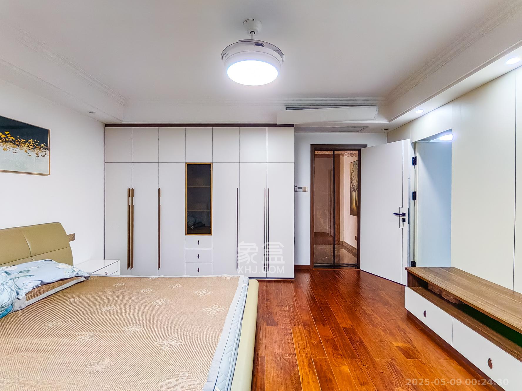 保利香槟国际  6室3厅3卫    420.0万 保利香槟国际  6室3厅3卫    420.0万卧室